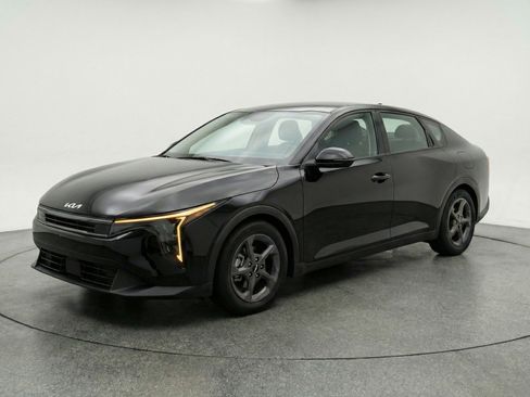 Used 2025 Kia K4 LXS image 3