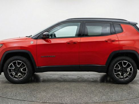Used 2025 Jeep Compass Trailhawk image 3