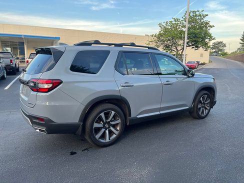 Used 2024 Honda Pilot Touring image 4