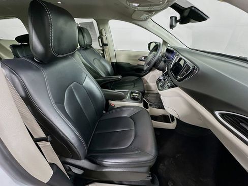 Certified 2024 Chrysler Pacifica Touring-L image 39