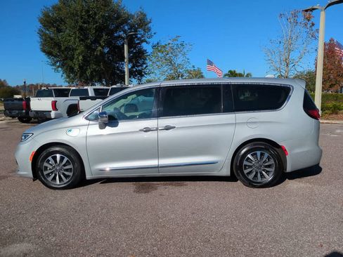 Used 2022 Chrysler Pacifica Limited FWD image 3
