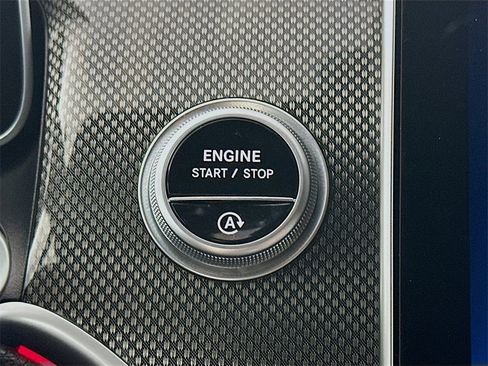 Used 2025 Mercedes-Benz GLC 300 4MATIC image 27