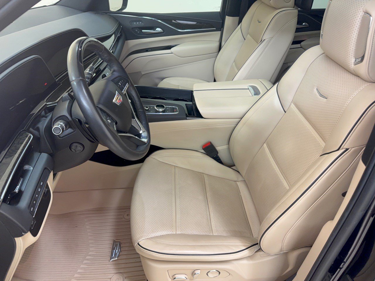 Used 2023 Cadillac Escalade ESV Premium Luxury w/ LPO, Floor Liner Package AWD/4WD image 5