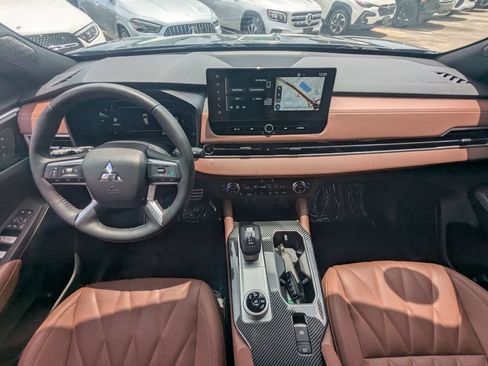 Used 2025 Mitsubishi Outlander SEL FWD image 2