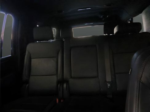 Used 2025 Chevrolet Suburban Z71 image 21