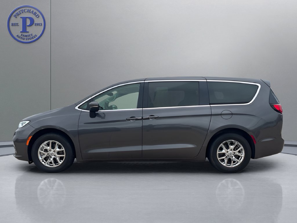 Used 2023 Chrysler Pacifica Touring-L FWD image 5