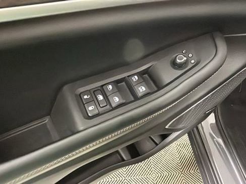 Used 2023 Jeep Grand Cherokee 4WD 4xe image 11