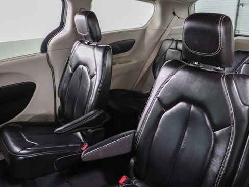 Used 2023 Chrysler Pacifica Touring-L FWD image 25
