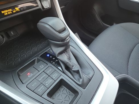 Used 2020 Toyota RAV4 LE image 23