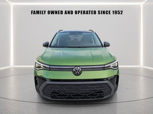 Certified 2025 Volkswagen Taos SE image 9