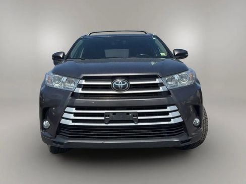 Used 2017 Toyota Highlander XLE image 2