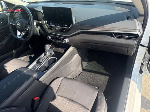 Used 2024 Nissan Altima 2.5 SV w/ SV Premium Package AWD/4WD image 11