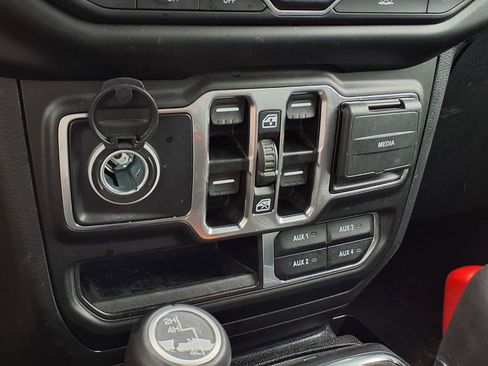Used 2022 Jeep Wrangler Unlimited Sahara w/ LED Lighting Group AWD/4WD image 14
