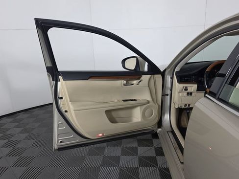 Used 2013 Lexus ES 300h w/ Luxury Pkg FWD image 22