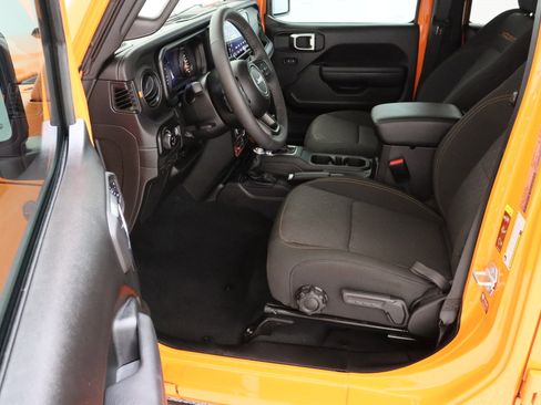 Used 2025 Jeep Gladiator Mojave w/ Convenience Group AWD/4WD image 14