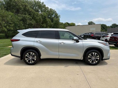 Used 2021 Toyota Highlander XLE AWD/4WD image 7