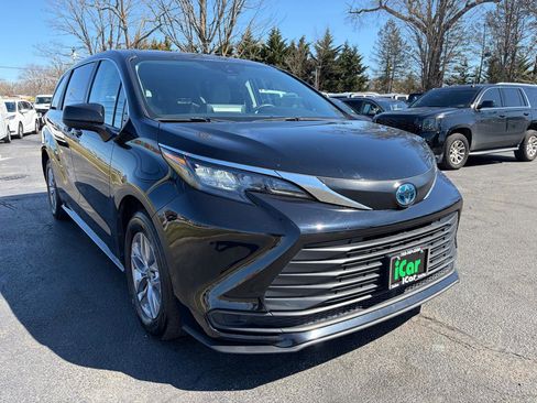 Used 2024 Toyota Sienna LE image 4