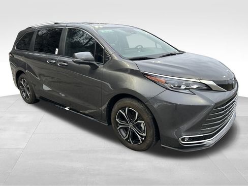 Used 2025 Toyota Sienna Platinum image 7