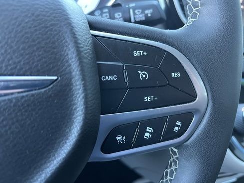 Used 2022 Chrysler Pacifica Touring-L image 28