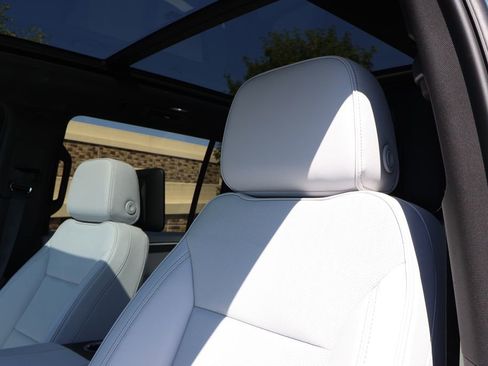 New 2025 Chevrolet Suburban Premier image 16