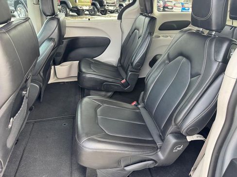 Used 2024 Chrysler Pacifica Touring-L FWD image 9