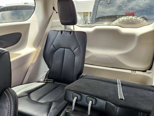 Used 2024 Chrysler Pacifica Touring-L FWD image 7