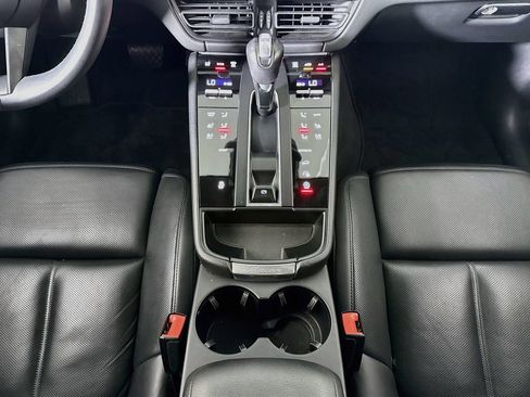 Certified 2023 Porsche Macan AWD/4WD image 16