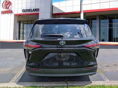 Used 2022 Toyota Sienna XLE w/ XLE Plus Package FWD image 6