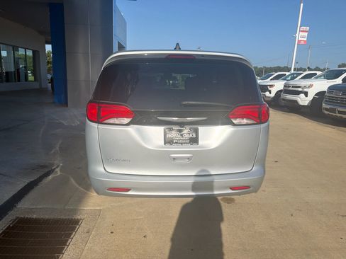 Used 2023 Chrysler Voyager LX FWD image 5