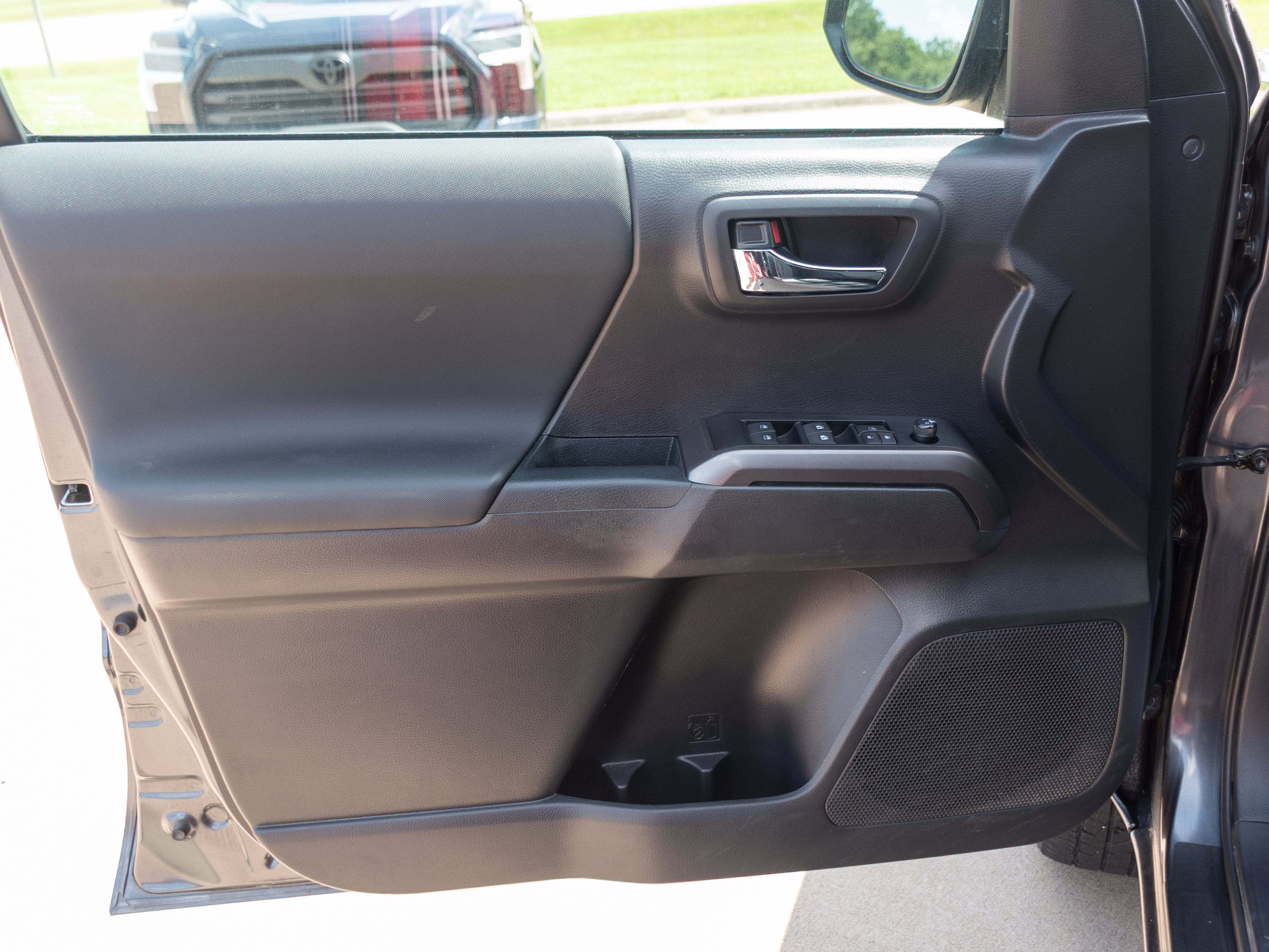 Used 2022 Toyota Tacoma TRD Sport AWD/4WD image 8
