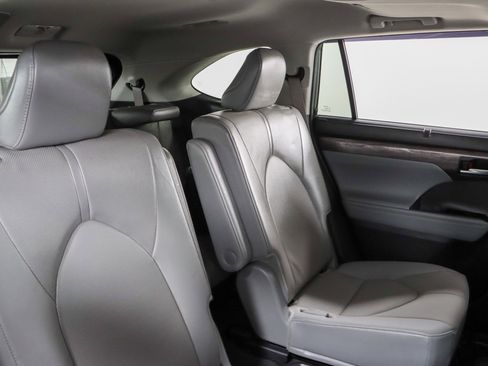 Used 2024 Toyota Highlander Limited FWD image 31