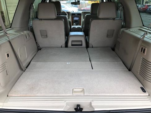 Used 2011 Lincoln Navigator 4WD image 40
