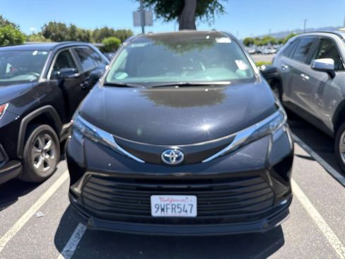 Used 2025 Toyota Sienna XLE w/ XLE Plus Package FWD image 3