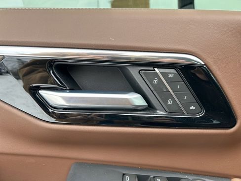 Used 2025 Chevrolet Suburban High Country image 10