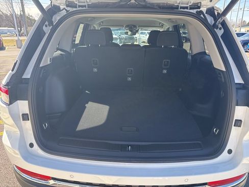 Used 2023 Jeep Grand Cherokee Laredo w/ Luxury Tech Group I AWD/4WD image 16