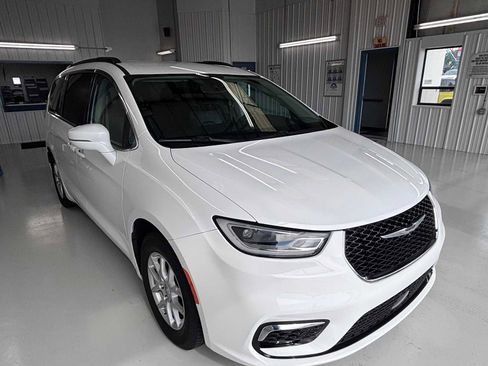 Used 2022 Chrysler Pacifica Touring-L FWD image 1