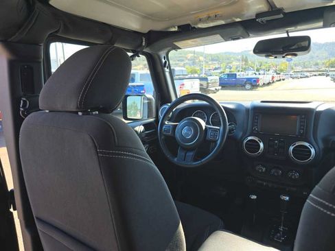 Used 2018 Jeep Wrangler Unlimited Sahara AWD/4WD image 12