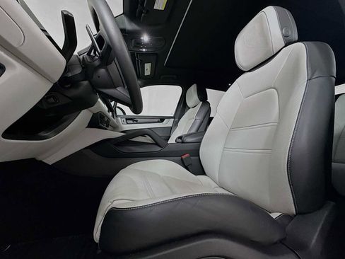 Used 2025 Porsche Cayenne image 5