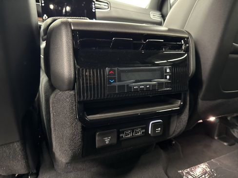 Used 2025 Jeep Wagoneer 2WD image 15