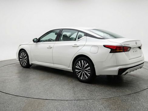 Used 2025 Nissan Altima 2.5 SV FWD image 6