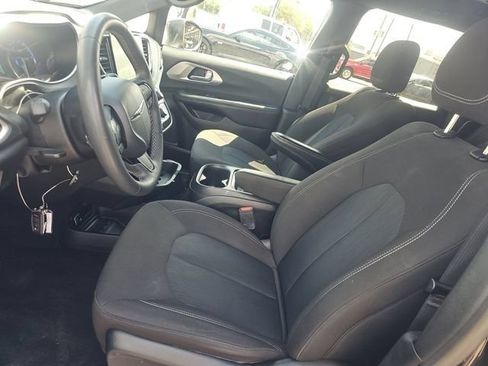 Used 2023 Chrysler Pacifica Touring FWD image 6