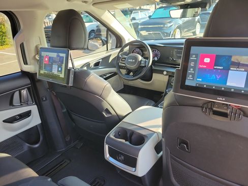 Used 2022 Kia Carnival LX image 13