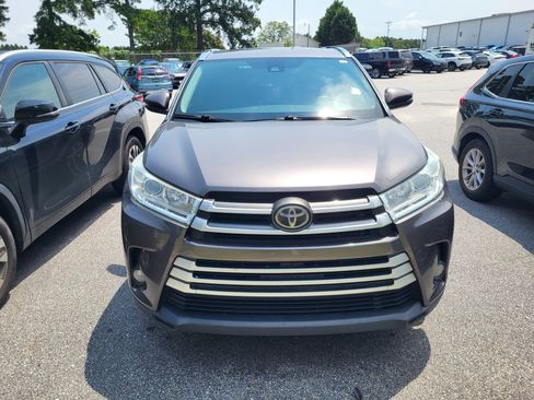 Used 2019 Toyota Highlander XLE FWD image 2