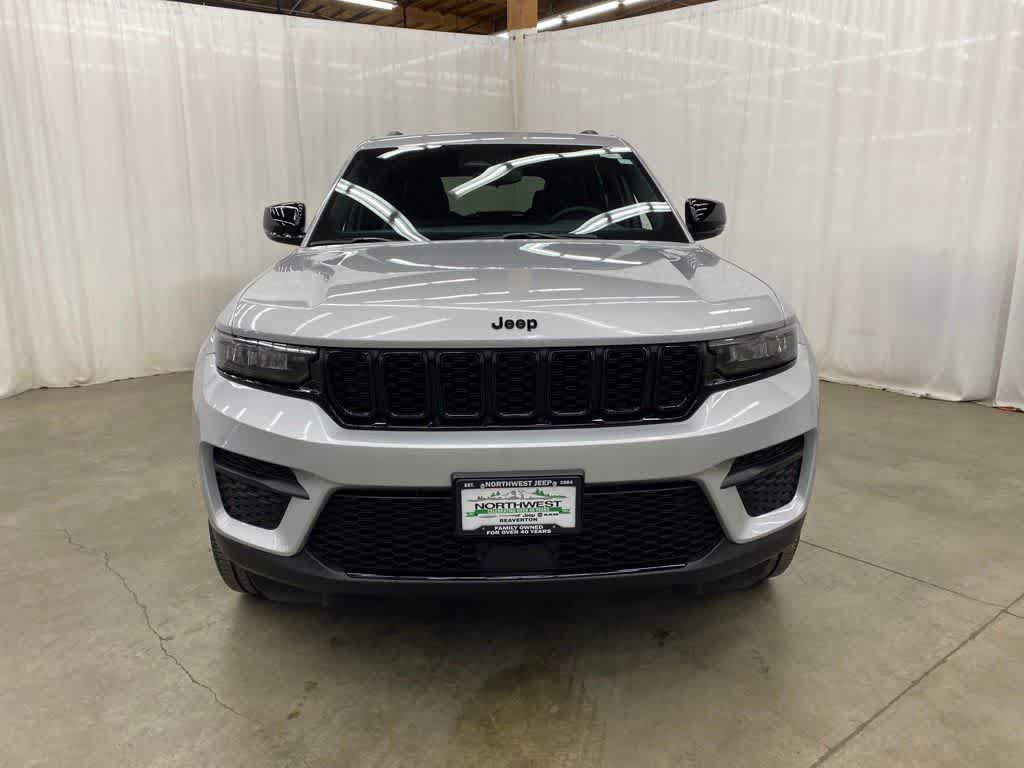 Used 2023 Jeep Grand Cherokee Altitude AWD/4WD image 9