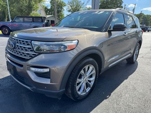 Used 2021 Ford Explorer Limited w/ Equipment Group 301A AWD/4WD image 3
