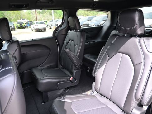 New 2026 Chrysler Pacifica Select image 20