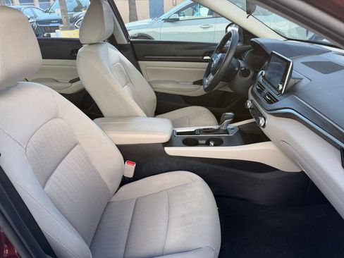 Used 2025 Nissan Altima 2.5 SV FWD image 36