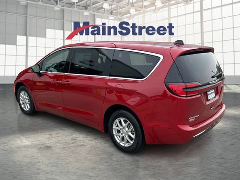 New 2026 Chrysler Pacifica Select image 3