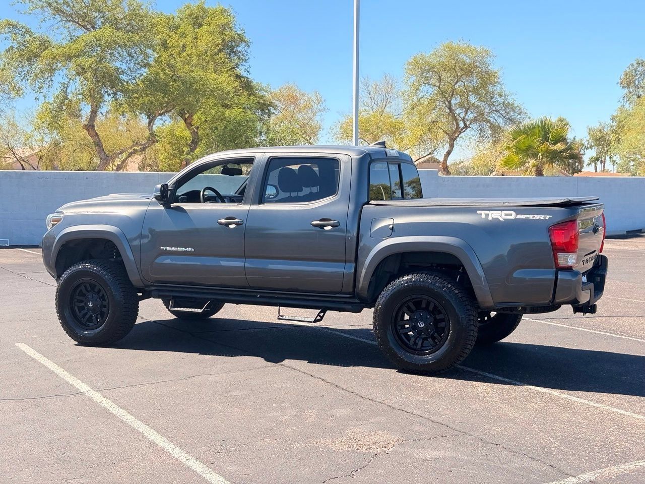 Used 2016 Toyota Tacoma TRD Sport w/ Towing Package RWD image 4