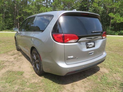 Used 2018 Chrysler Pacifica Touring Plus w/ S Appearance Package FWD image 8